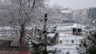 Σαρώνει με χιόνια τη Βόρεια Ελλάδα ο «Λέανδρος»