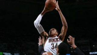 H πορνοστάρ που έστειλε μήνυμα στον Αντετοκούνμπο (pics)