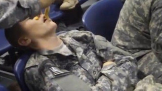 Φάρσες... στα χακί: Τι μπορεί να πάθεις αν σε πάρει ο ύπνος στο στρατό! (video)