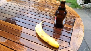Δείτε πως μπορείτε να ανοίξετε ένα μπουκάλι μπύρας με μπανάνα (video)