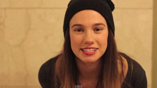 Ζητά οδηγίες για το μετρό και ευχαριστεί τους περαστικούς με φιλιά! (video)