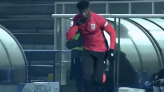 Έπος: Ξεχάστηκε και μπήκε να παίξει με... παντελόνι!