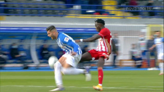 Επιθετικό φάουλ στον Στρούγγη αλλά το γκολ του Ολυμπιακού μέτρησε!