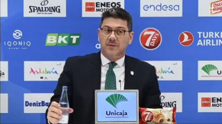 Ο Κατσικάρης μετέτρεψε το τραπέζι της αίθουσας Τύπου σε... ανοιχτήρι!