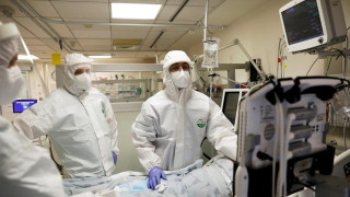 Αυξάνονται οι εισαγωγές στα νοσοκομεία και τα μεταλλαγμένα κρούσματα