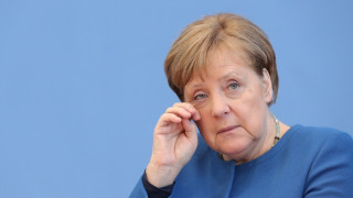 Σε απόγνωση η Μέρκελ: Εγκλωβισμένη στο δίλημμα «υγεία ή οικονομία;»