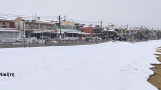 Χαλκιδική: Έγινε λευκή η άμμος από το χιόνι