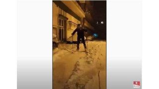 Πτολεμαϊδα: Βγήκαν για... σκι στους χιονισμένους δρόμους της πόλης
