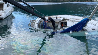 Χαλκιδική: Ανέλκυση βυθισμένου σκάφους στο Πόρτο Κουφό