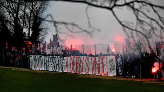 «Ντόπες» οπαδών της Μίλαν στην προπόνηση με καπνογόνα και συνθήματα