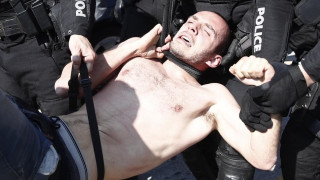 Απίστευτη βία των ΜΑΤ σε διαδηλωτή στο ΑΠΘ!