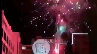 Βεγγαλικά έξω από το ξενοδοχείο του Ολυμπιακού από τους οπαδούς της Αϊντχόφεν!