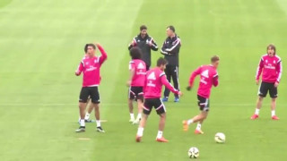 Αυτή και αν είναι ποδιά... (video)