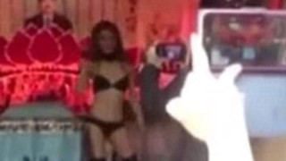 Kηδεία με στρίπερ... (pic+video)