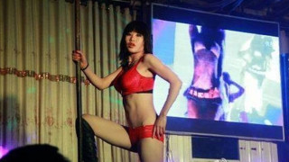 Στρίπερ κηδειών: Ένα έθιμο που κάνει θραύση στην Κίνα