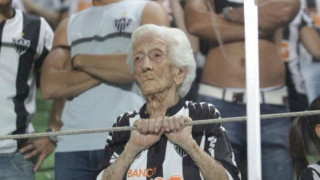 Σόου στις κερκίδες από την σούπερ γιαγιά της Ατλέτικο Μινέιρο! (pics+video)