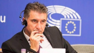 Ή δώστε του τα κλειδιά της ΕΠΟ, ή αφήστε τον στην ησυχία του στην Ευρωβουλή