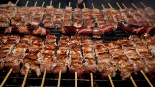 Κοζάνη: «Τσίκνισαν» σε καφενείο και έστειλαν στο νοσοκομείο μία γυναίκα