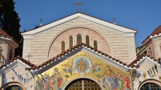 Θεσσαλονίκη: Συνωστισμός έξω από την εκκλησία στην Ανάληψη