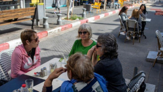Η ζωή στο Ισραήλ μετά τον εμβολιασμό - Ανοιξαν μπαρ και εστιατόρια