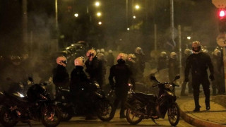 Βίντεο-σοκ: Αστυνομικοί πατάνε νεαρό με μηχανή και φωνάζουν «Πιάσ' τον»!