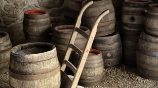 Φάρσαλα: Ηλικιωμένη έκρυψε σε βαρέλια 250 χιλιάδες ευρώ και βρήκε μόλις...30!