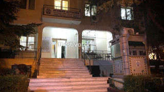 Νεαροί επιτέθηκαν με πέτρες στο αστυνομικό τμήμα Πυλαίας