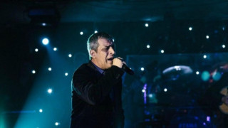 Ποια πανδημία; Ο Αδαμαντίδης τραγουδά στο κατάμεστο «Bella Vita»!