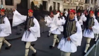Ανατριχίλα! Οι Εύζωνες παρελαύνουν στη Νέα Υόρκη και τρέμει ο τόπος