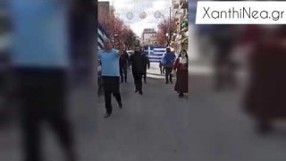 Ξάνθη: Παρά τις απαγορεύσεις, ομάδα πολιτών παρέλασαν για την 25η Μαρτίου