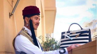 Ο Λάκης Γαβαλάς, ντύθηκε τσολιάς για την 25η Μαρτίου!