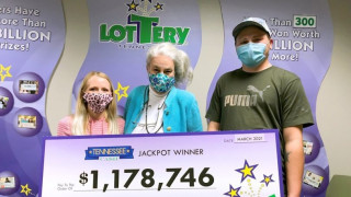 Κέρδισε λαχείο ενός εκατομμυρίου, το έχασε και το βρήκε σε πάρκινγκ!