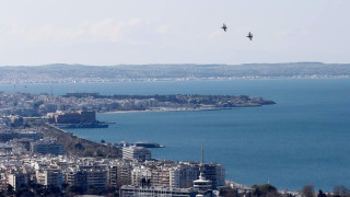 Θεσσαλονίκη: Εντυπωσιακές εικόνες των μαχητικών στον ουρανό της πόλης!