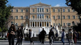 Lockdown : Κατάργηση SMS και άρση μέτρων – Τα σενάρια για λιανεμπόριο, σχολεία και εστίαση