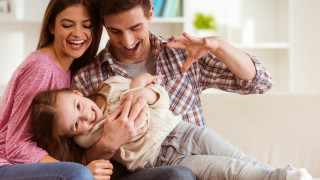 ΦΟΒΕΡΟ: Πληρωμένη άδεια 24 εβδομάδων και στους δύο γονείς!