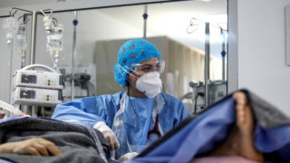 Παγώνη: «Νέοι έρχονται όρθιοι και ύστερα από λίγο διασωληνώνονται»