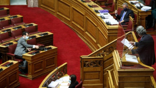 Χαμός στη Βουλή με Πολάκη - Πλεύρη: «Γουρούνια» και «χουντικοί»