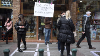 Πολίχνη: Μαύρα πανιά κρέμασαν οι έμποροι -«Φιλοδώρημα τα μέτρα»