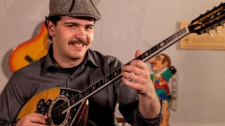 Ο ρεμπέτης της Θεσσαλονίκης που έφαγε πρόστιμο, έβγαλε τον ύμνο της καραντίνας!