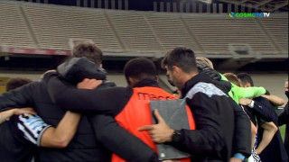 Ομαδική αγκαλιά των παικτών του ΠΑΟΚ μετά τη νίκη και πανηγυρισμός