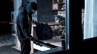 Διαρρήκτης για... κλάματα: Τον πήρε ο ύπνος εν ώρα... κλοπής