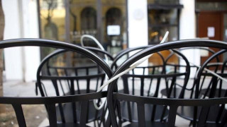 Εστίαση: Τραπεζάκια έξω με self test μετά το Πάσχα – Πότε ανοίγουν τα εμπορικά κέντρα