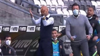 Σκόραρε ο Κοεντράο και πρώην προπονητής της ΑΕΚ έδειξε τα δύο μεσαία του δάχτυλα στον αντίπαλο πάγκο