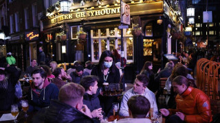 Φρενίτιδα στην Αγγλία: Άνοιξαν οι παμπ με... 14 εκατομμύρια κρατήσεις, γλεντούν χωρίς μάσκες