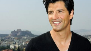 Ακούστε τον Σάκη Ρουβά να τραγουδά τον «Άξιον Εστί» (VIDEO)