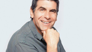 Ο Γιάννης Μπέζος στο πλευρό του Σάκη Ρουβά (ΒΙΝΤΕΟ)