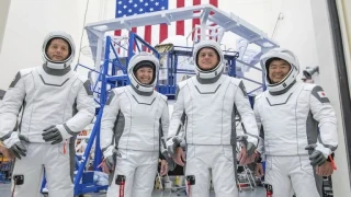 Μusk εναντίον Bezos: Η κόντρα των κροίσων έφτασε στο... φεγγάρι