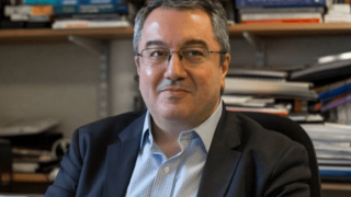 Μόσιαλος: «Ο κορωνοϊός δεν θα εξαφανιστεί - Θα ζούμε με τον ιό για δεκαετίες»