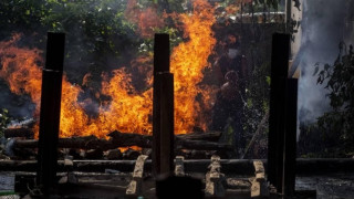 ΤΡΑΓΙΚΟ: Σε κρεματόρια μετατρέπονται παρκέ & χώροι στάθμευσης στην Ινδία