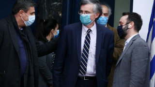 Τσιόδρας: Ανοιχτό το ενδεχόμενο να σταματήσουν να φορούν μάσκες οι εμβολιασμένοι